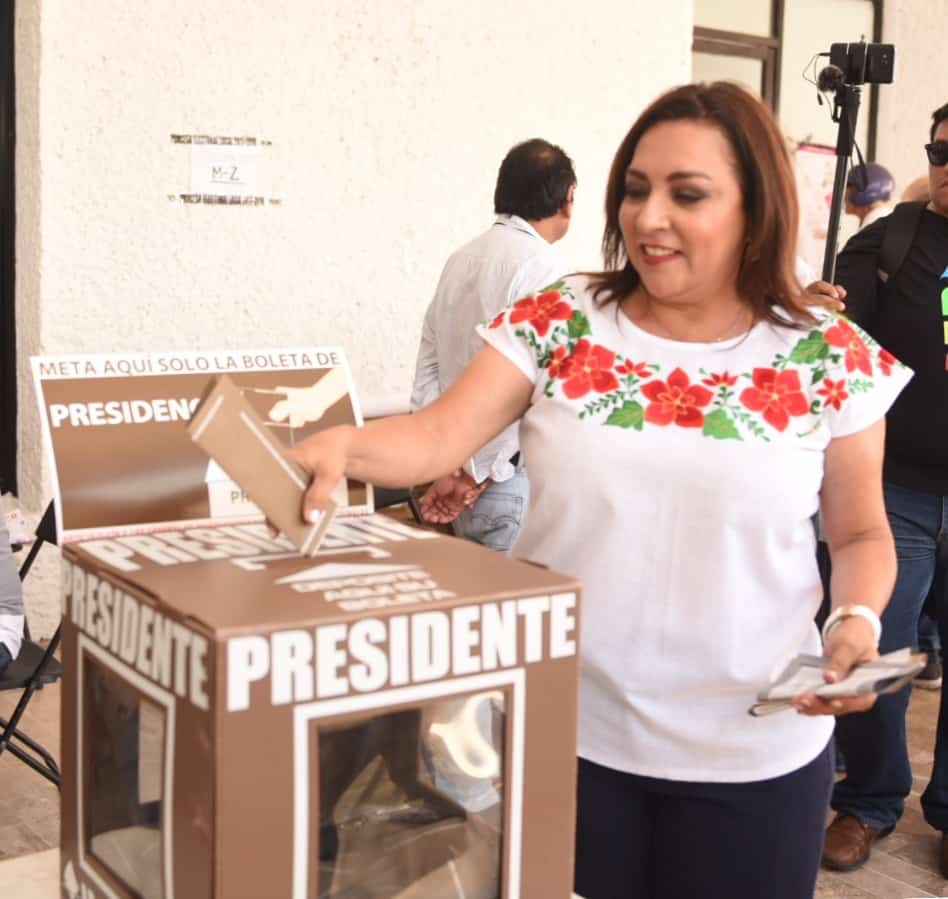 Cora Amalia ejerce su derecho al voto y llama a la participación ciudadana