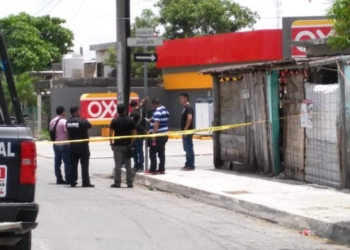 Ni chance le dieron de bajar de su auto. Lo ejecutan afuera de un Oxxo