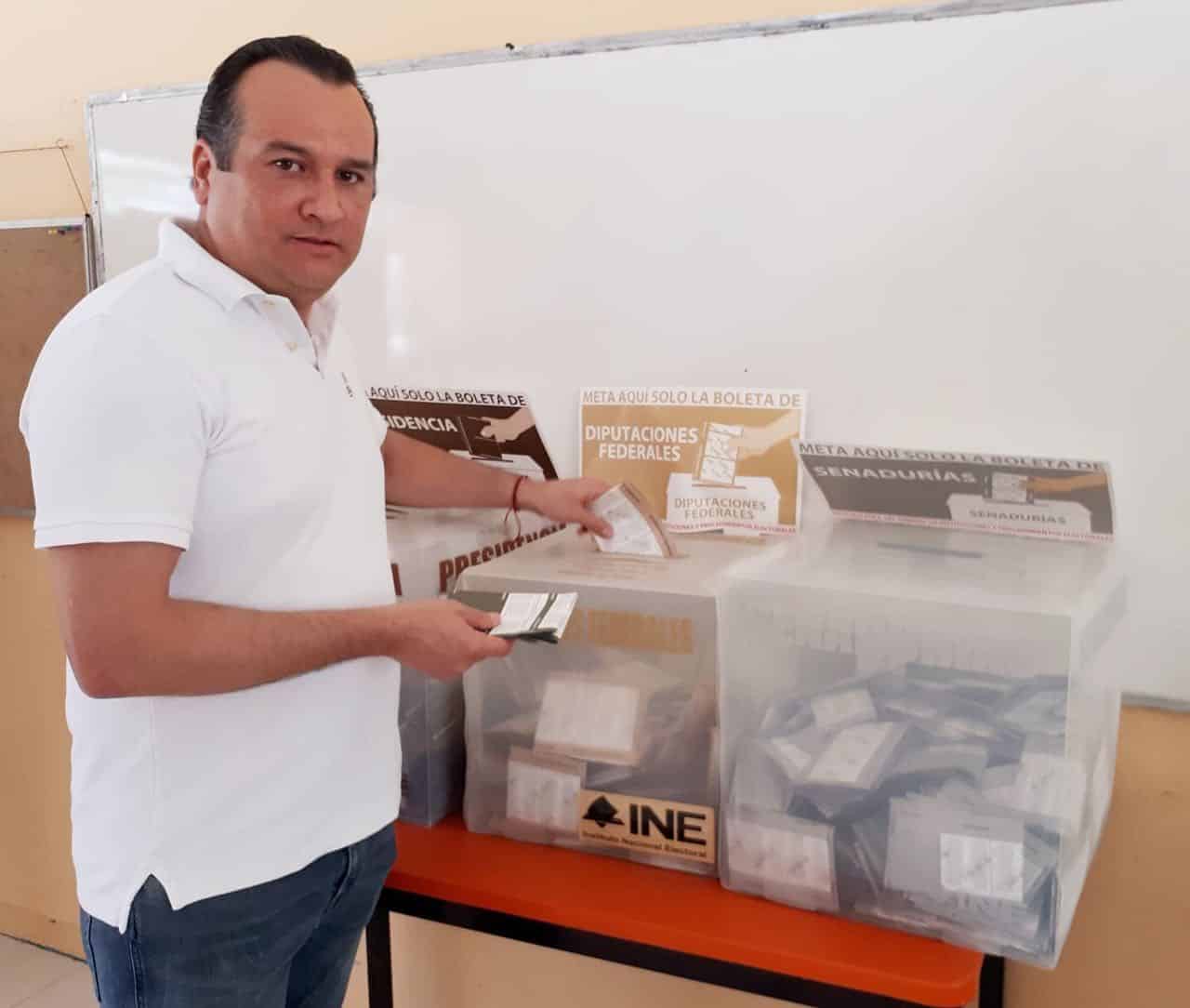 Polémico ex funcionario borgista sale a la luz pública. Acude a votar