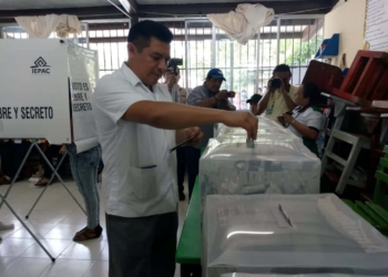 A lo último, llega Alfredo Fernández a votar