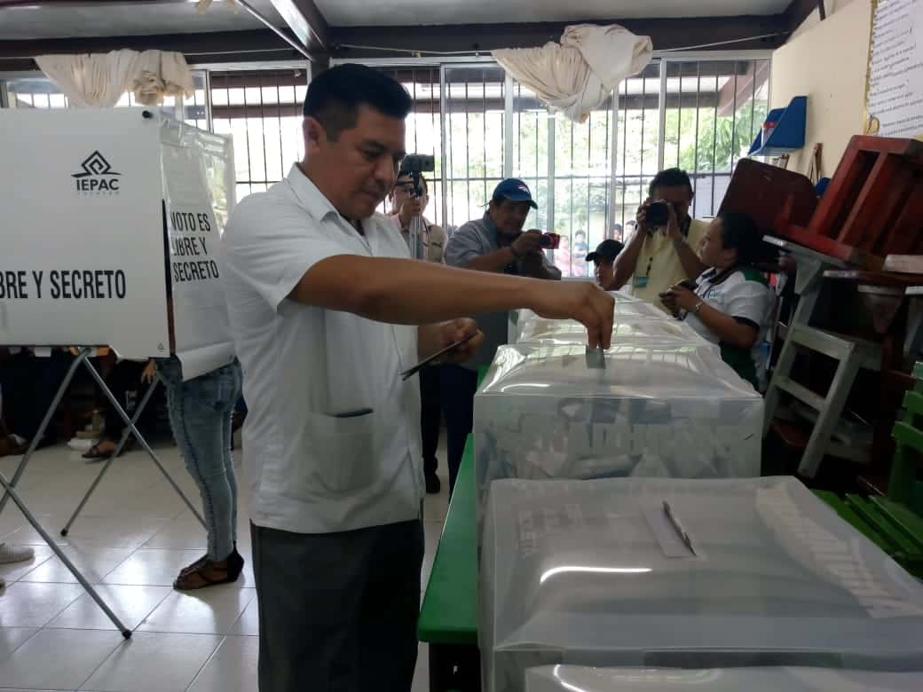 A lo último, llega Alfredo Fernández a votar