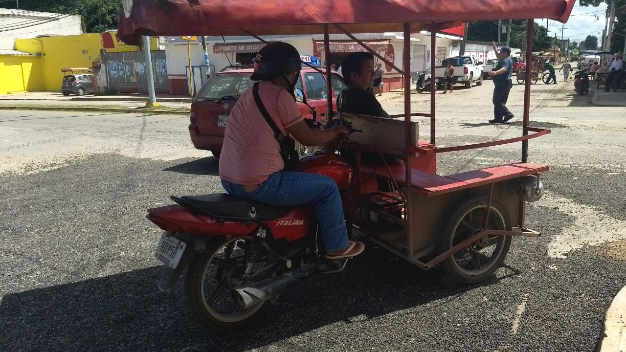 Gravilla suelta en la avenida principal causa constantes accidentes
