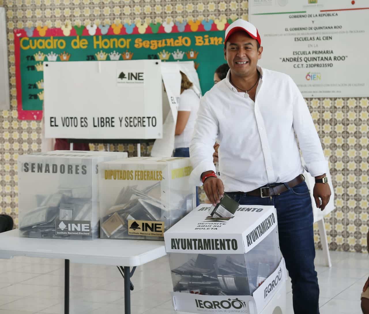 Acude Juan Carrillo a ejercer su derecho al voto