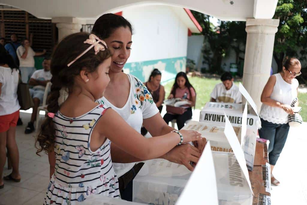 Vota la candidata a senadora por Quintana Roo, Marybel Villegas