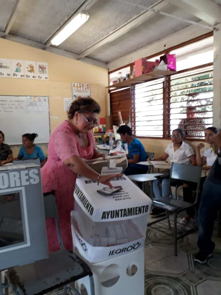 Emite Nelia Uc su voto