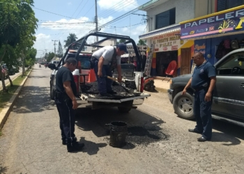 Por fin rellenan baches en la avenida principal de José María Morelos