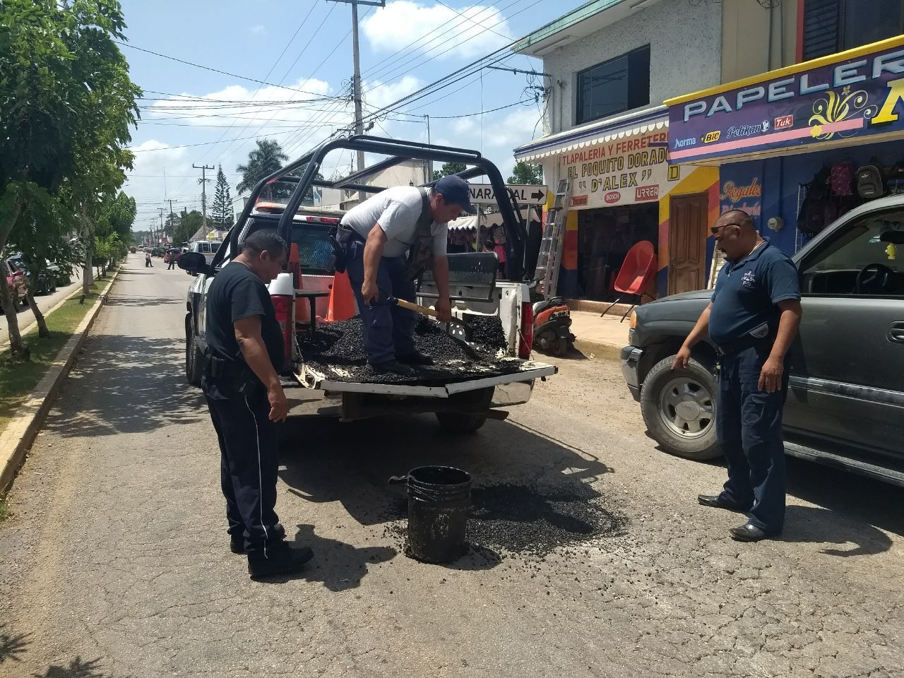 Por fin rellenan baches en la avenida principal de José María Morelos