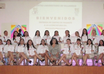 Estudiantes de la Escuela Normal de Educación Preescolar reciben carta de pasantes