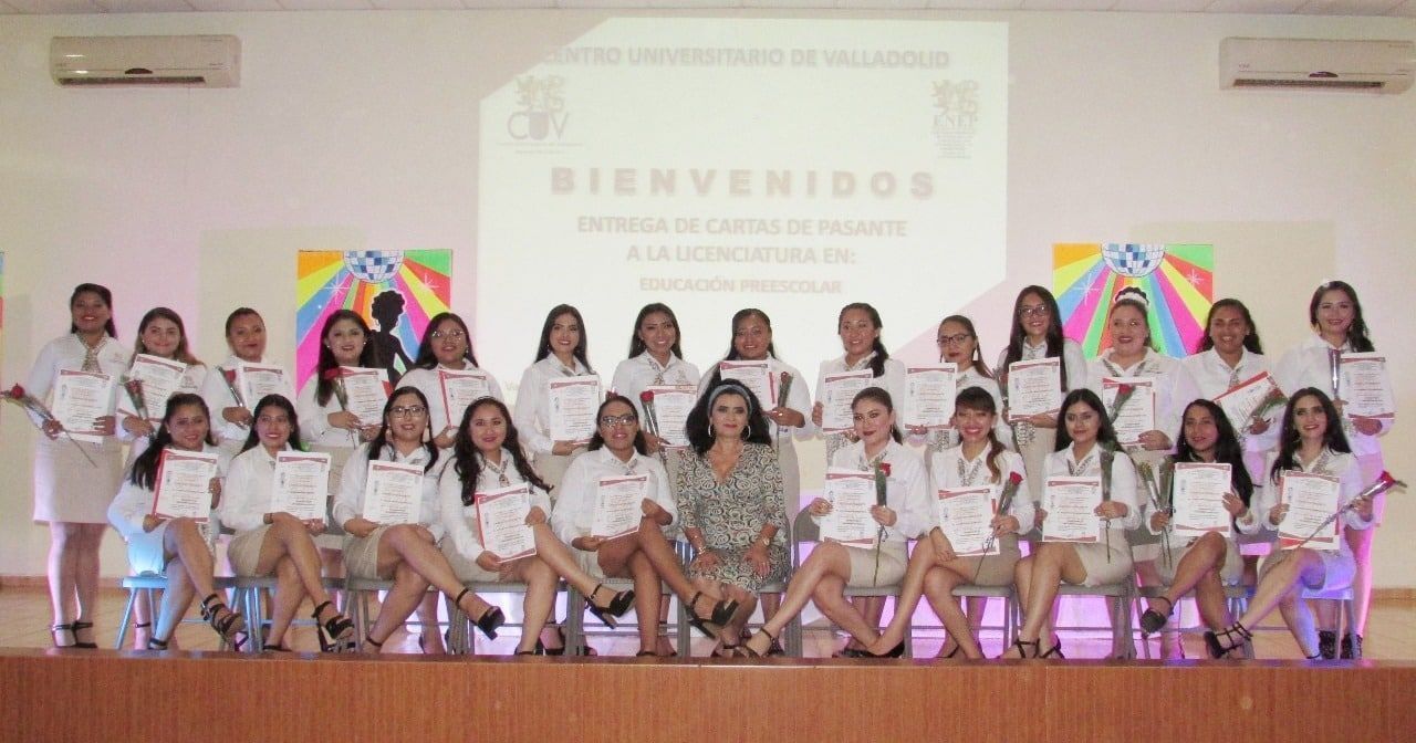 Estudiantes de la Escuela Normal de Educación Preescolar reciben carta de pasantes