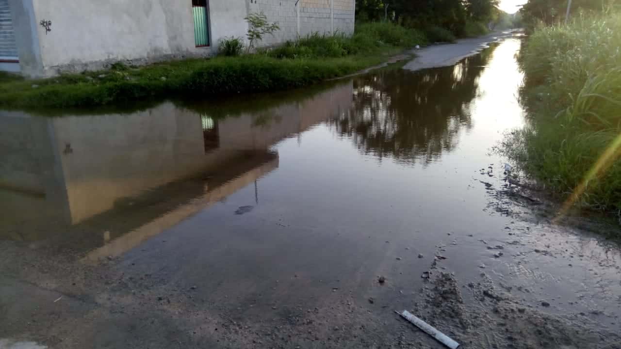 Reboza desagüe en Fraccionamiento Caribe