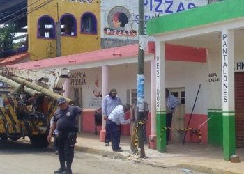 Retiran poste de Telmex