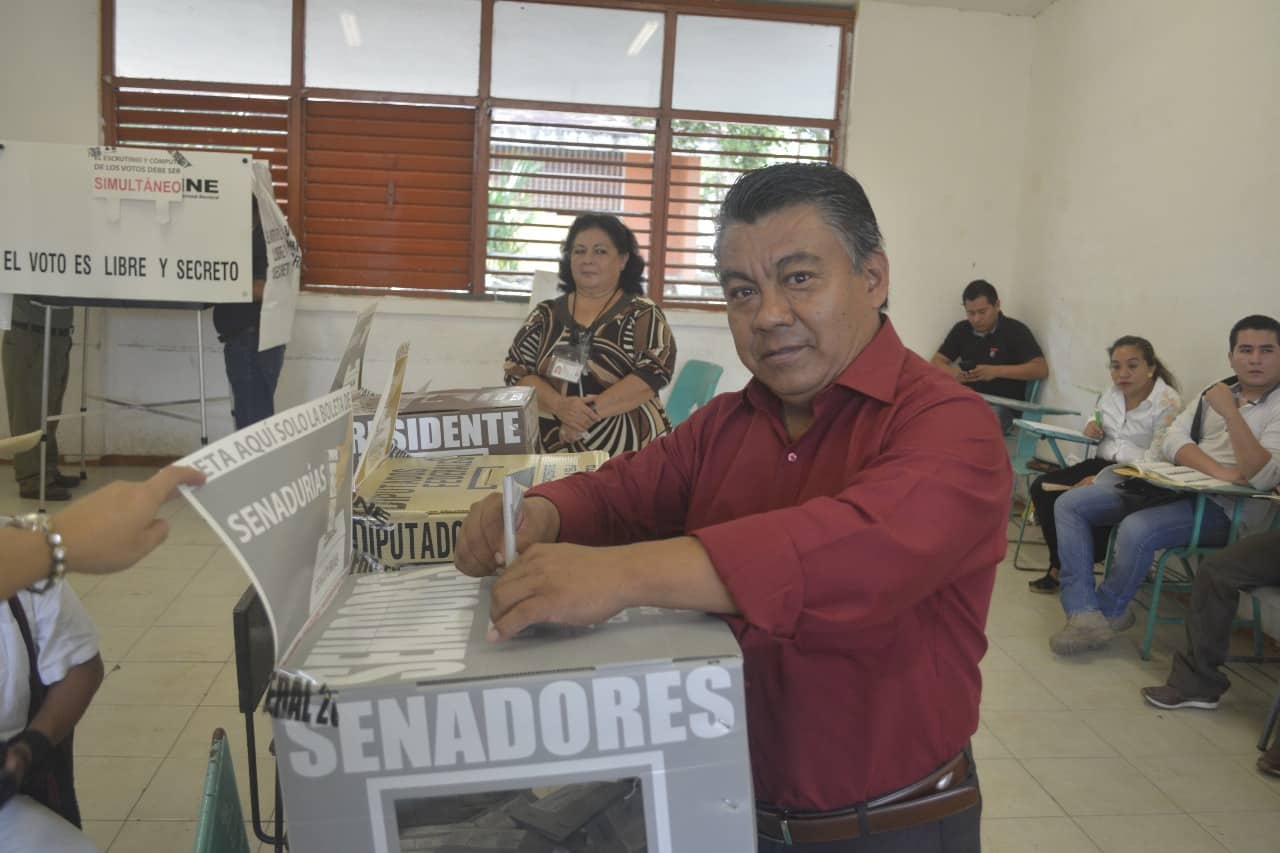 Vota Rivelino Valdivia y llama a una elección tranquila