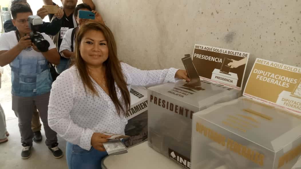 Romy Dzul, alcaldesa de Tulum, hace uso de su derecho al voto