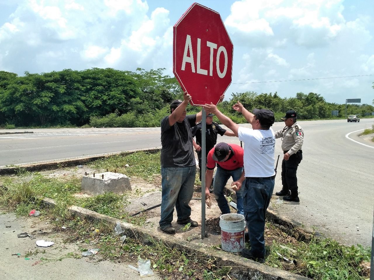 Dan solución a problema de accidentes en el entronque Cancún-Tesoco