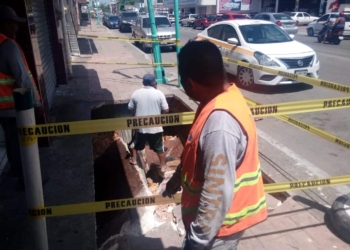 Socavón en plena banqueta peatonal de la avenida Álvaro Obregón