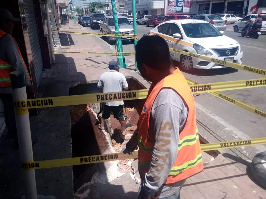 Socavón en plena banqueta peatonal de la avenida Álvaro Obregón