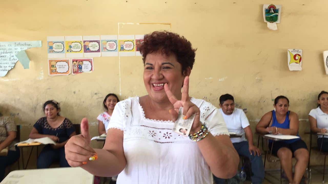 Acude a votar Sofía Alcocer, candidata a la alcaldía de JMM