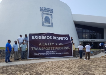 Transportistas federales se manifestaron frente al Congreso del Estado