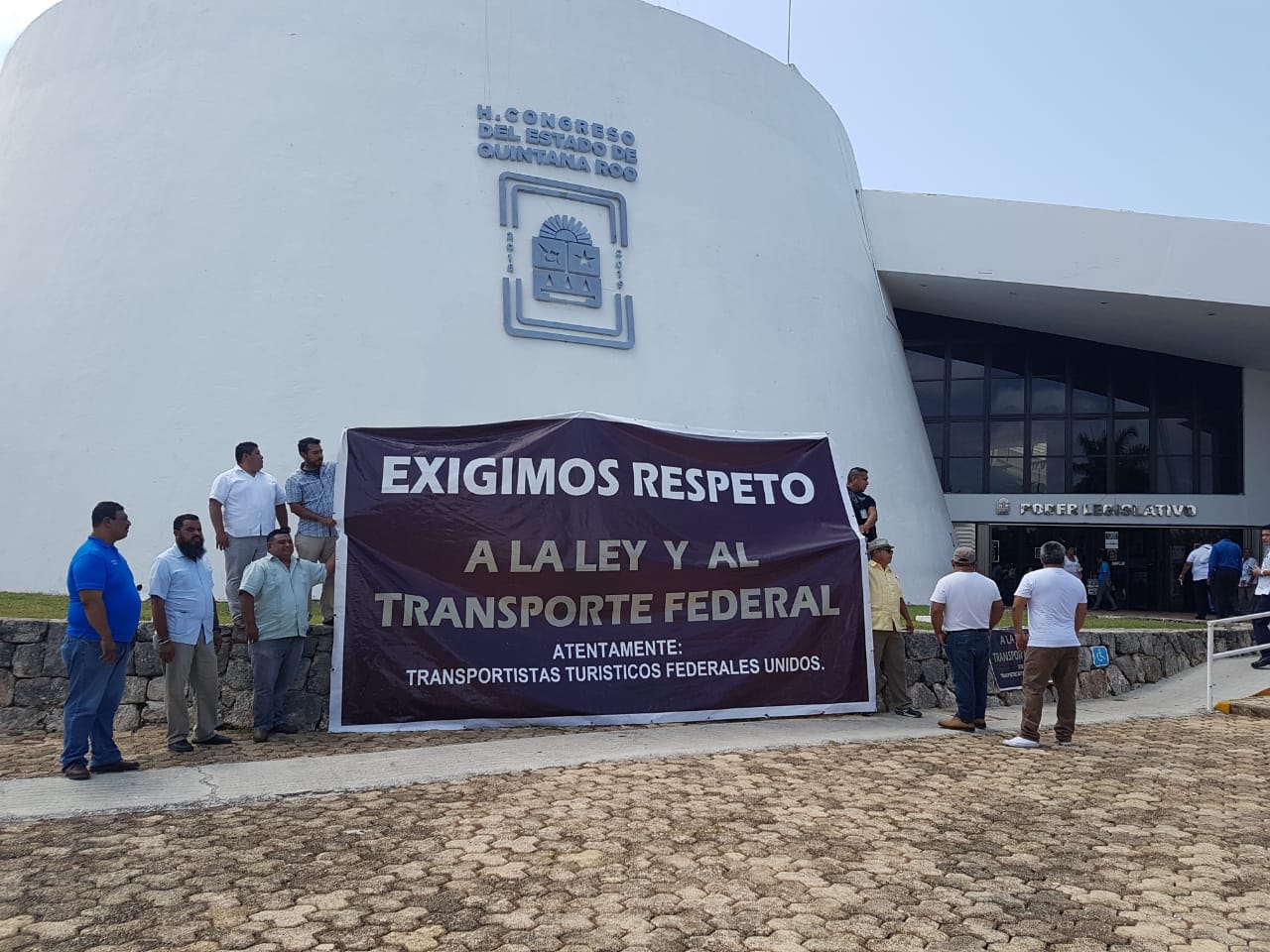 Transportistas federales se manifestaron frente al Congreso del Estado