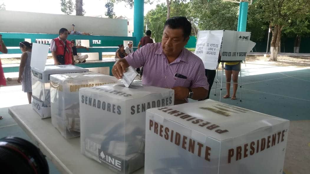 Marciano Dzul, candidato a la Alcaldía de Tulum, acude a votar