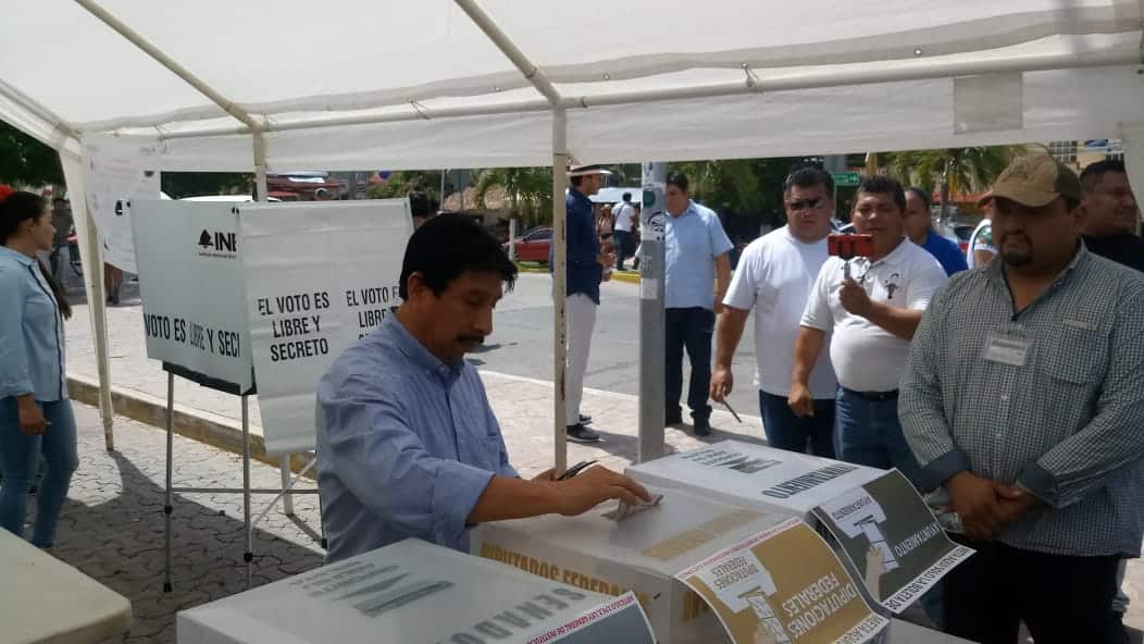 Ejerce su voto Víctor Mas Tah, candidato a la presidencia de Tulum