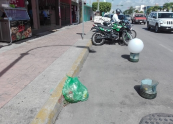 Negocios bloquean espacios públicos