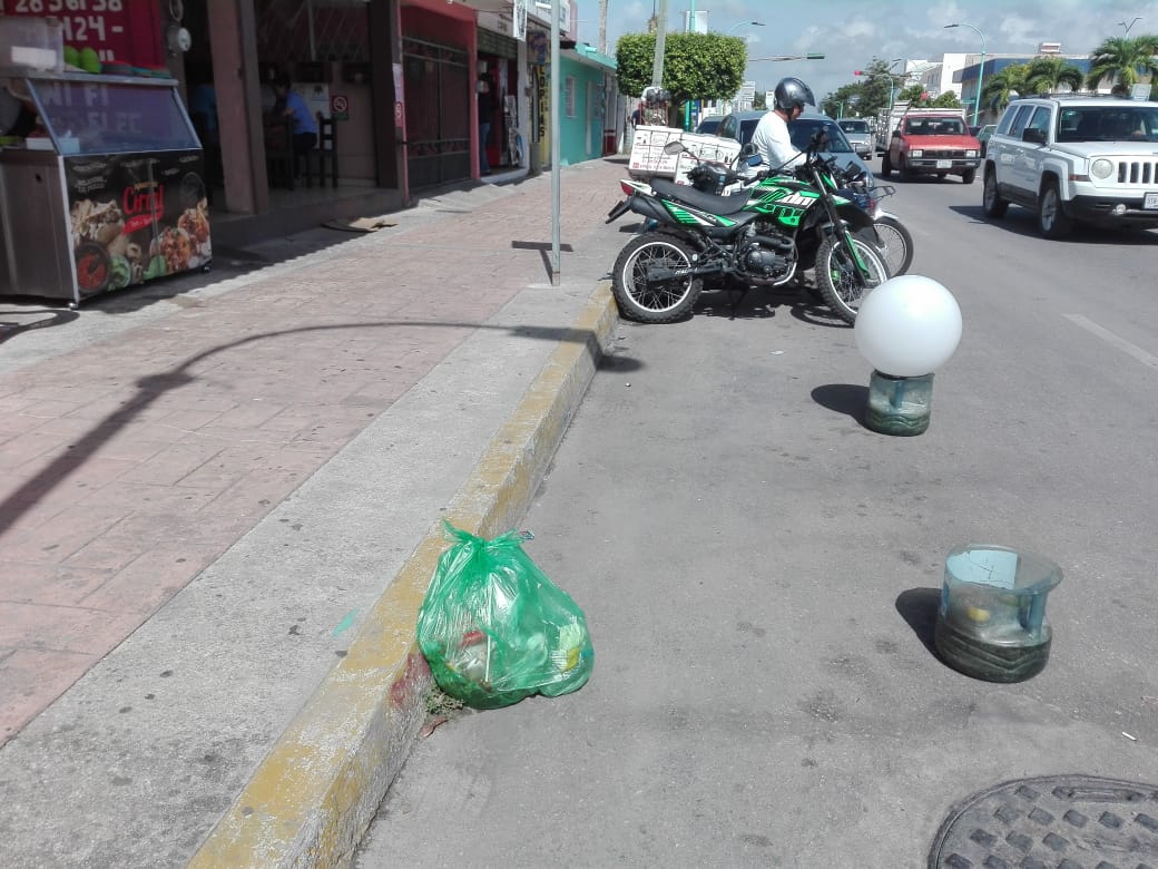 Negocios bloquean espacios públicos