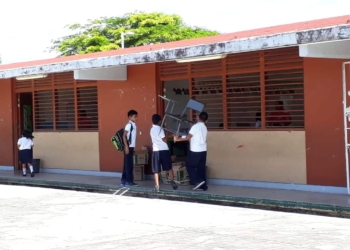 Padres de familia denuncian falta de mobiliario en la escuela primaria Primo de Verdad