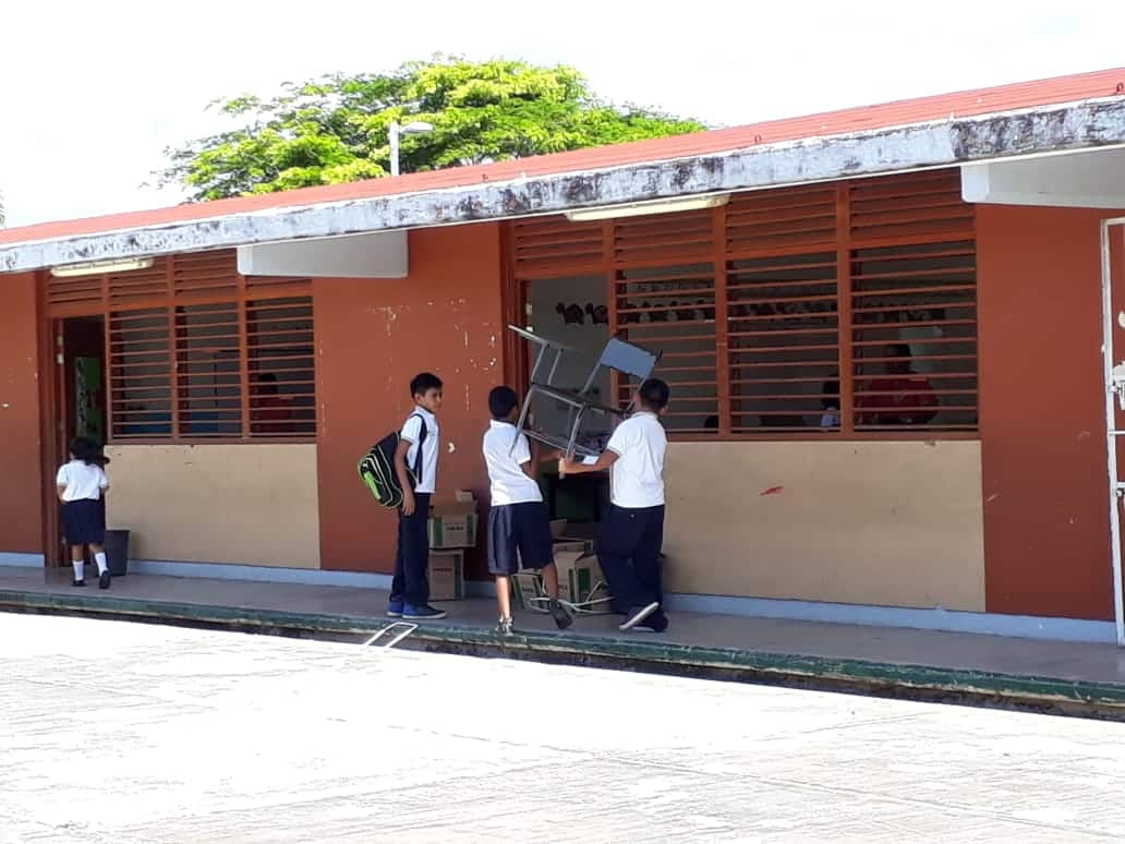 Padres de familia denuncian falta de mobiliario en la escuela primaria Primo de Verdad