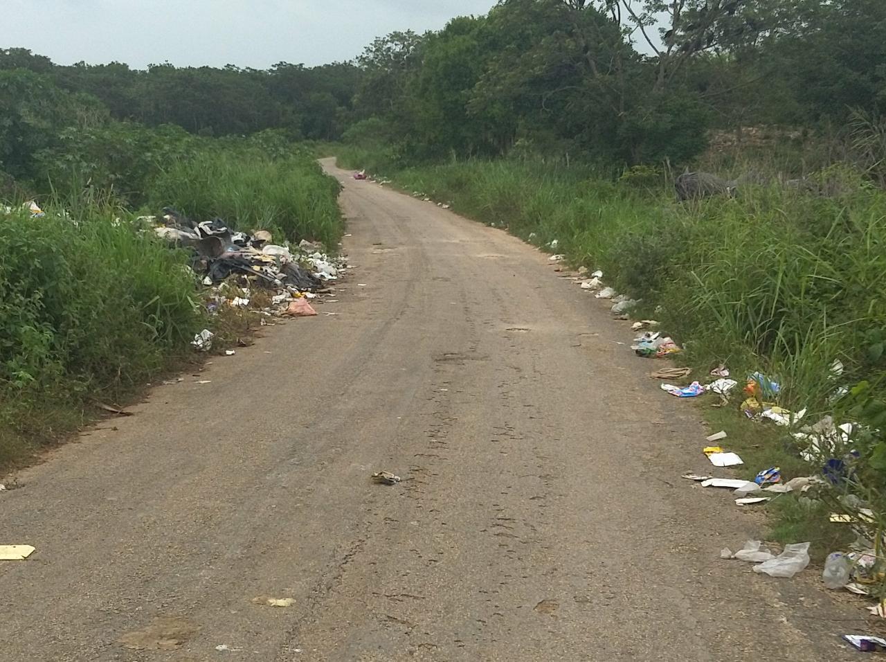 Campesinos se quejan que les están arrojando los desechos en áreas de producción