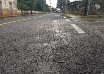 Peligro gravilla suelta que calles mal pavimentadas