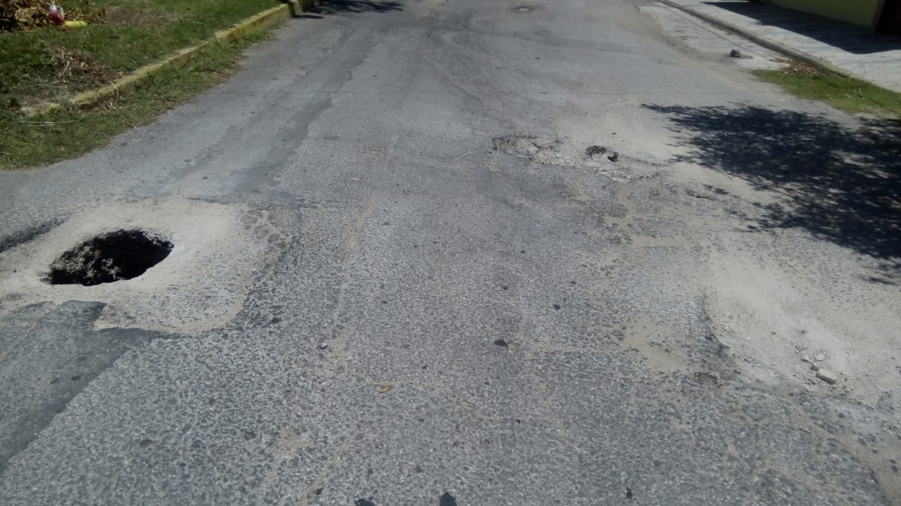 Vecinos de la colonia Barrio Bravo denuncian graves hundimientos de calles y viviendas