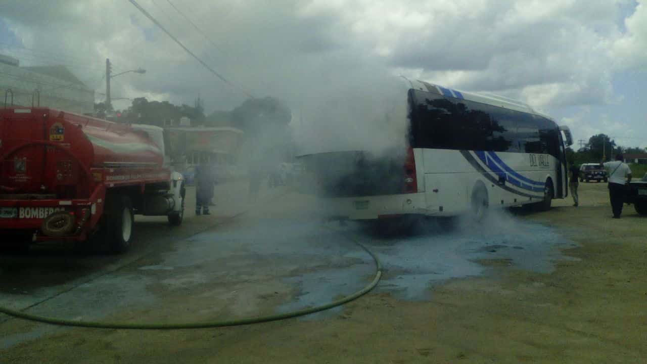 Se incendia autobús de transporte de personal en la zona maya