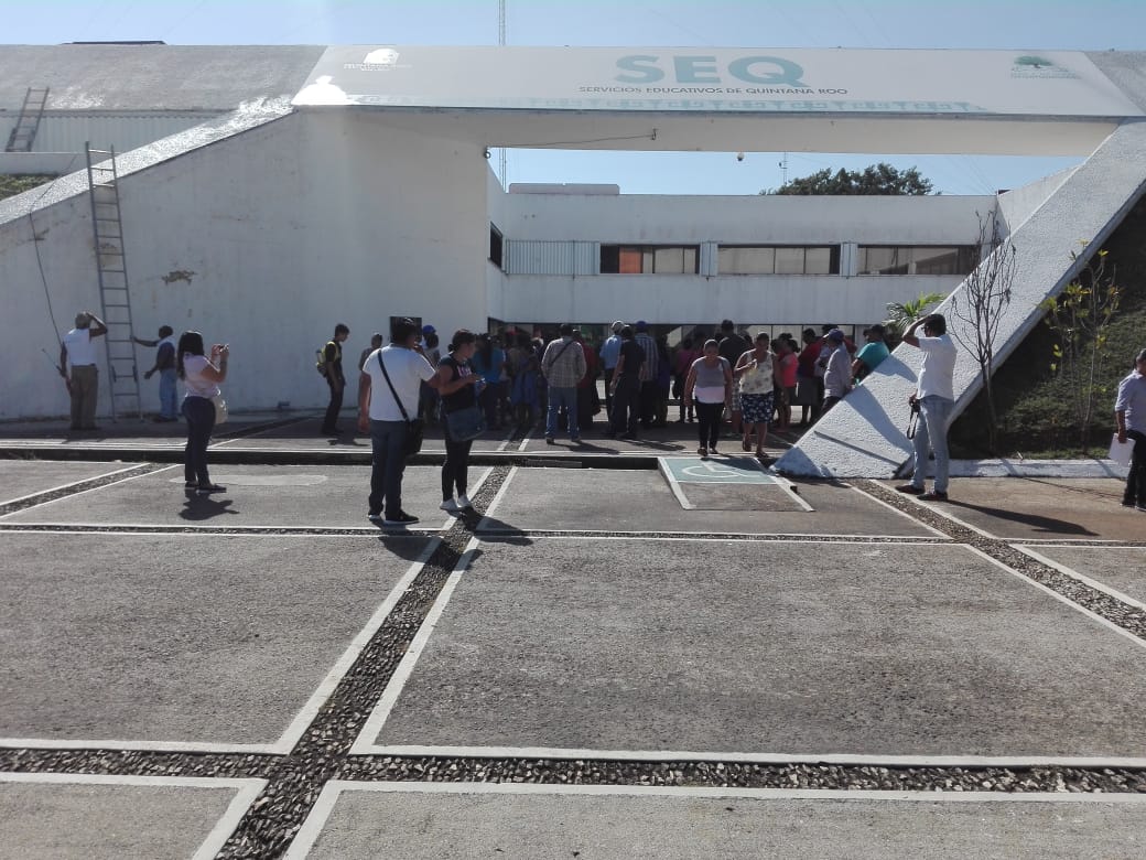 Se manifiestan maestros de educación física
