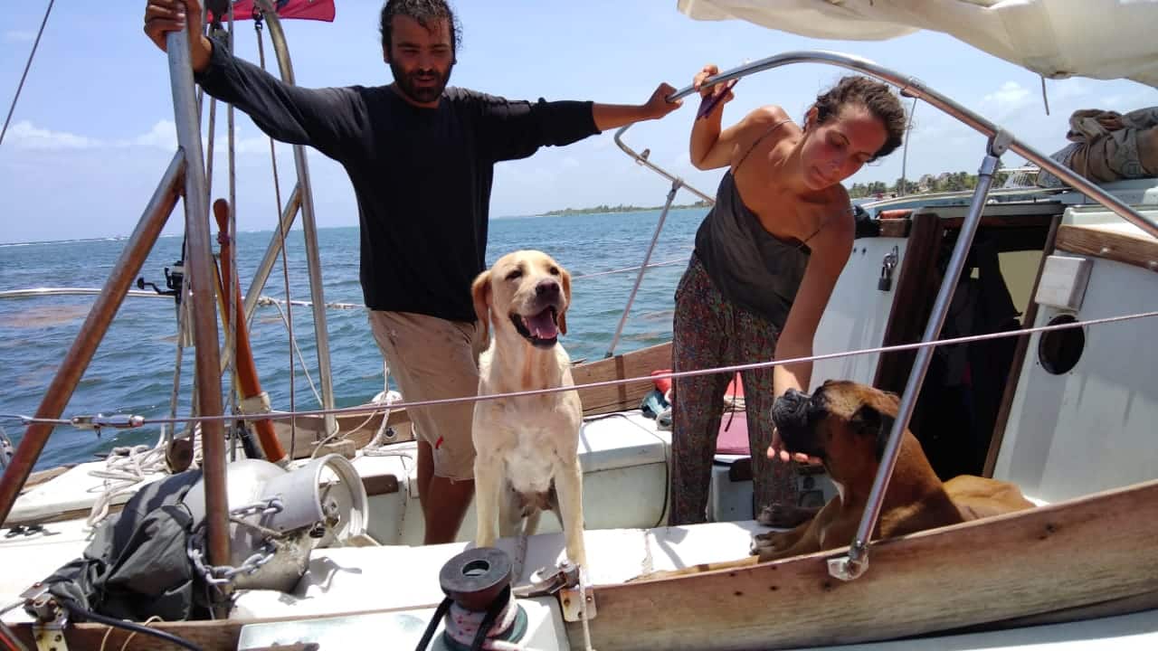 Marina  rescata a dos personas extranjeras en inmediaciones de Mahahual
