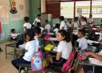 Estudiantes toman clases en el suelo