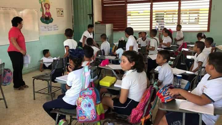 Estudiantes toman clases en el suelo