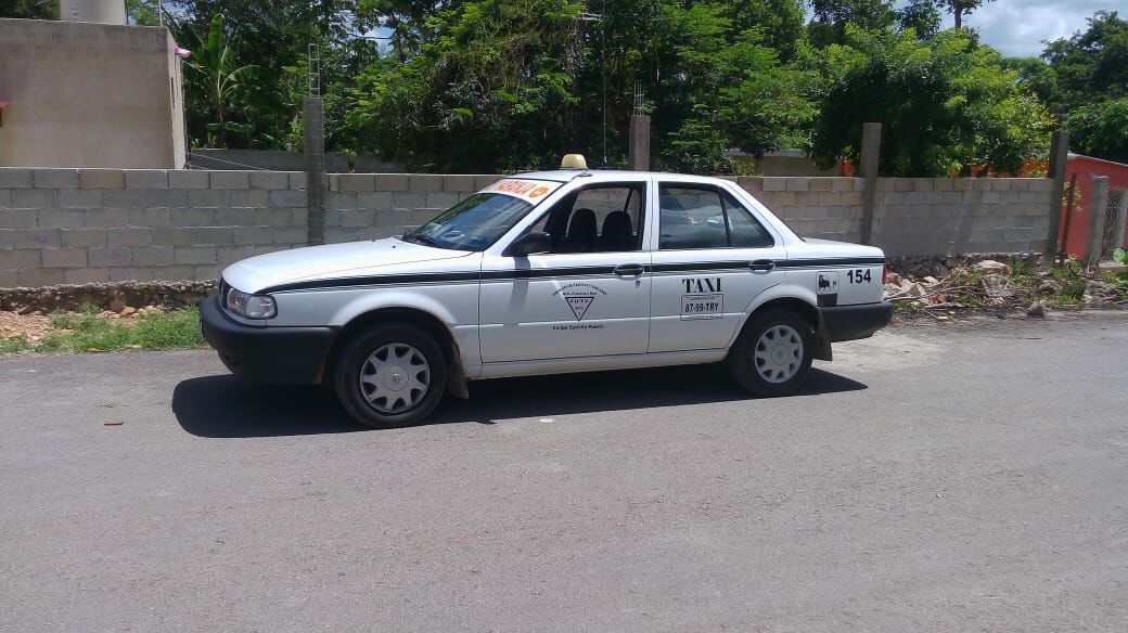 Taxi naranja en Felipe Carrillo Puerto