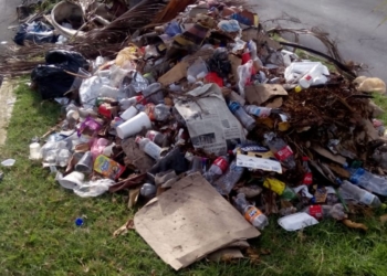 Tiraderos de basura en banquetas y camellones tapan alcantarillas