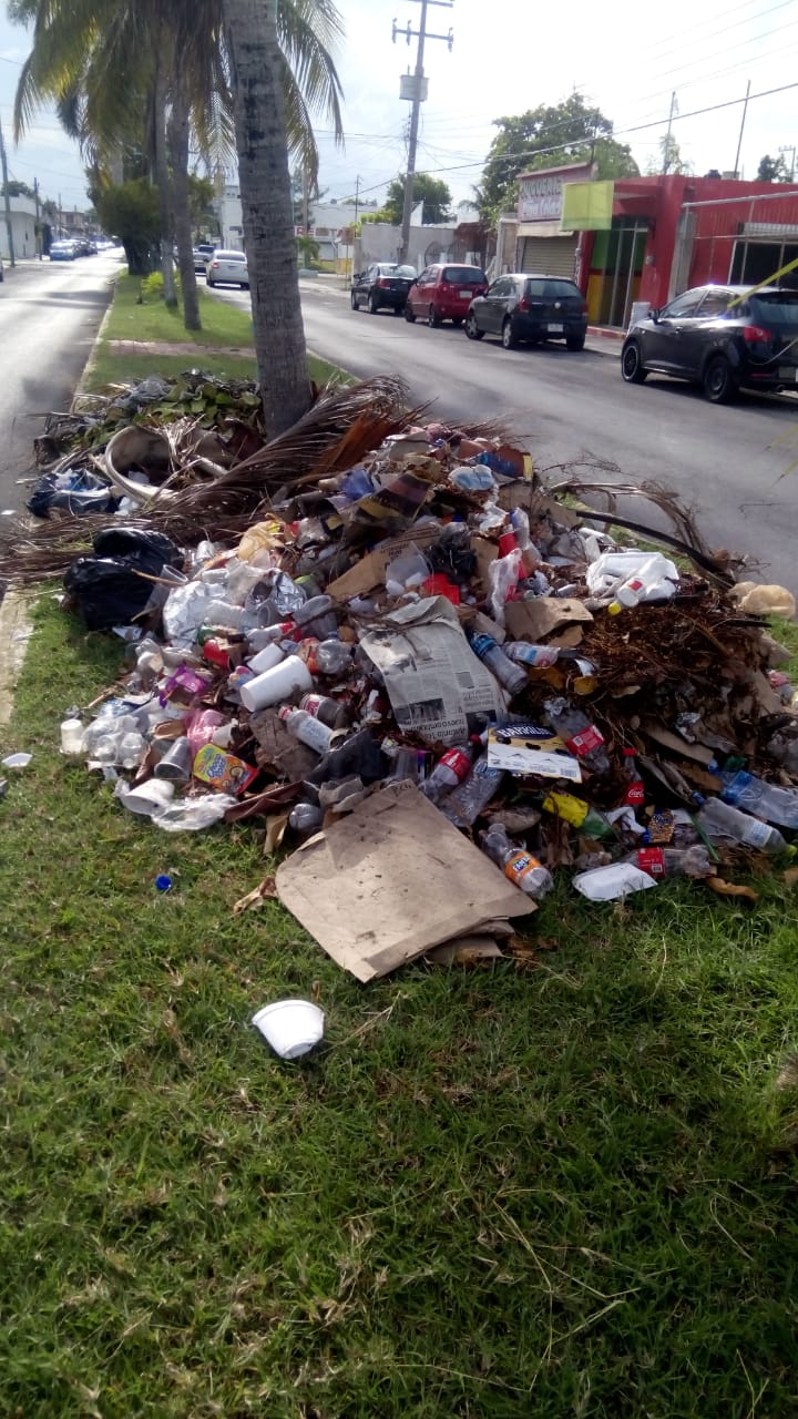 Tiraderos de basura en banquetas y camellones tapan alcantarillas
