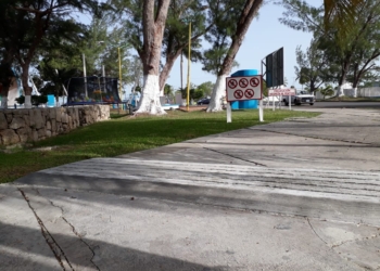 Retiran topes en banqueta del Bulevar Bahía