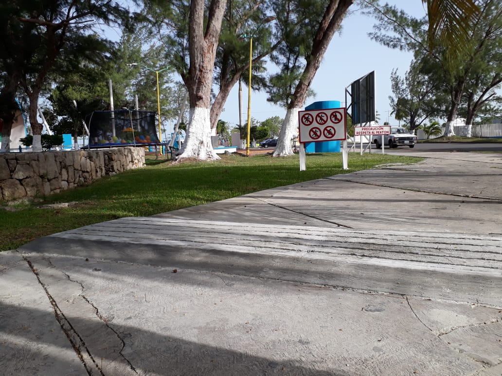 Retiran topes en banqueta del Bulevar Bahía