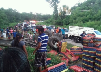 Su vuelva tráiler en la carretera federal 184 Felipe Carrillo Puerto-Muna