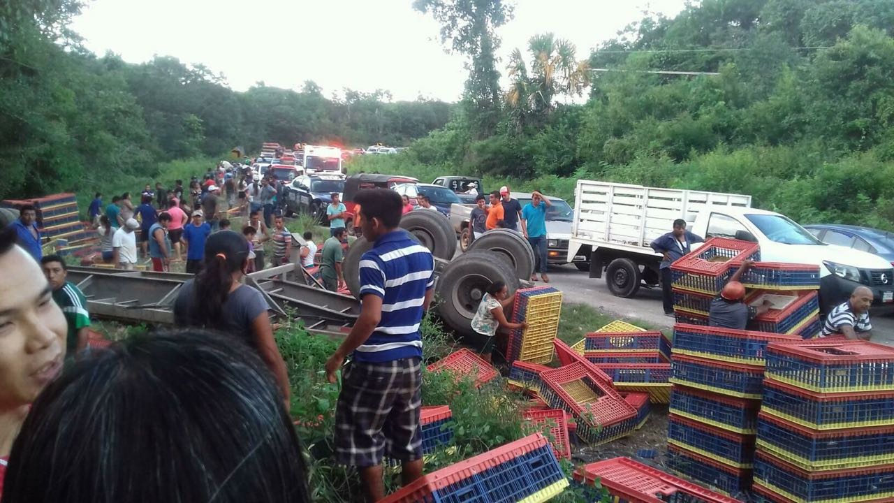 Su vuelva tráiler en la carretera federal 184 Felipe Carrillo Puerto-Muna