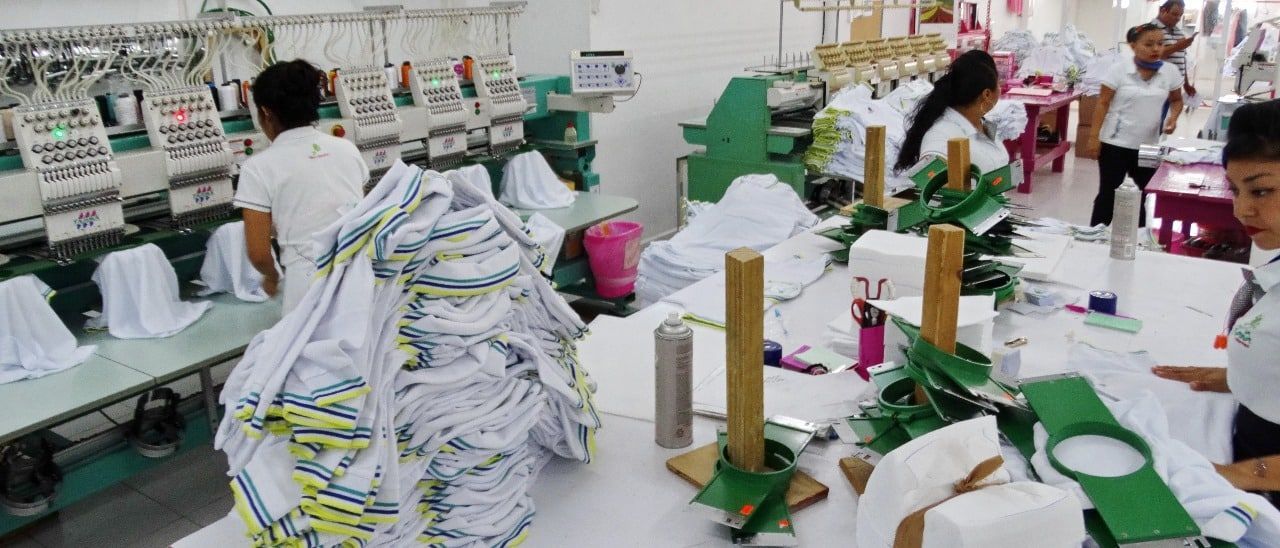 Buena onda del gobernador Carlos Joaquín el apoyo a los niños estudiantes de Quintana Roo con uniformes escolares