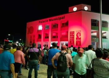Realizan trabajadores del Ayuntamiento OPB paro de labores | Protestan en palacio municipal