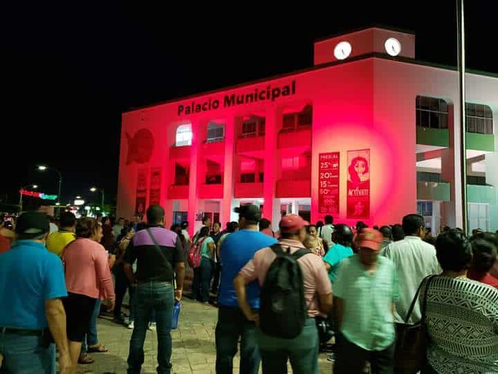 Realizan trabajadores del Ayuntamiento OPB paro de labores | Protestan en palacio municipal
