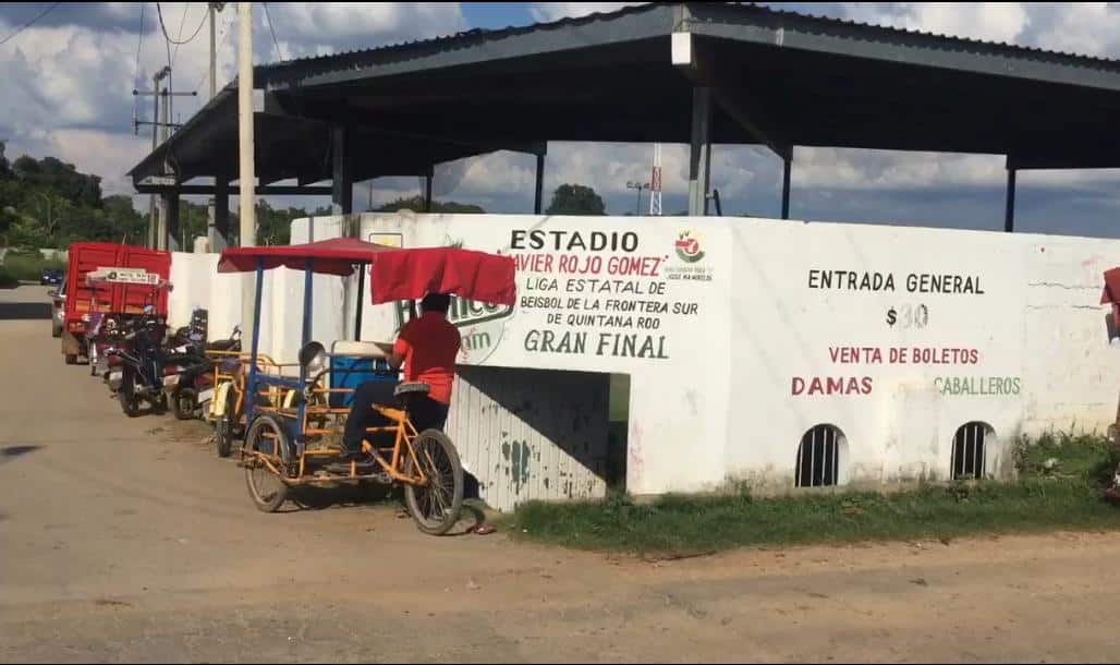Se llevan su vehículo por presuntos ladrones cuando presenciaba un encuentro de béisbol