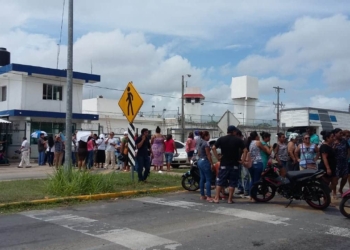 Familiares de los internos del Cereso cierran circulación vehicular