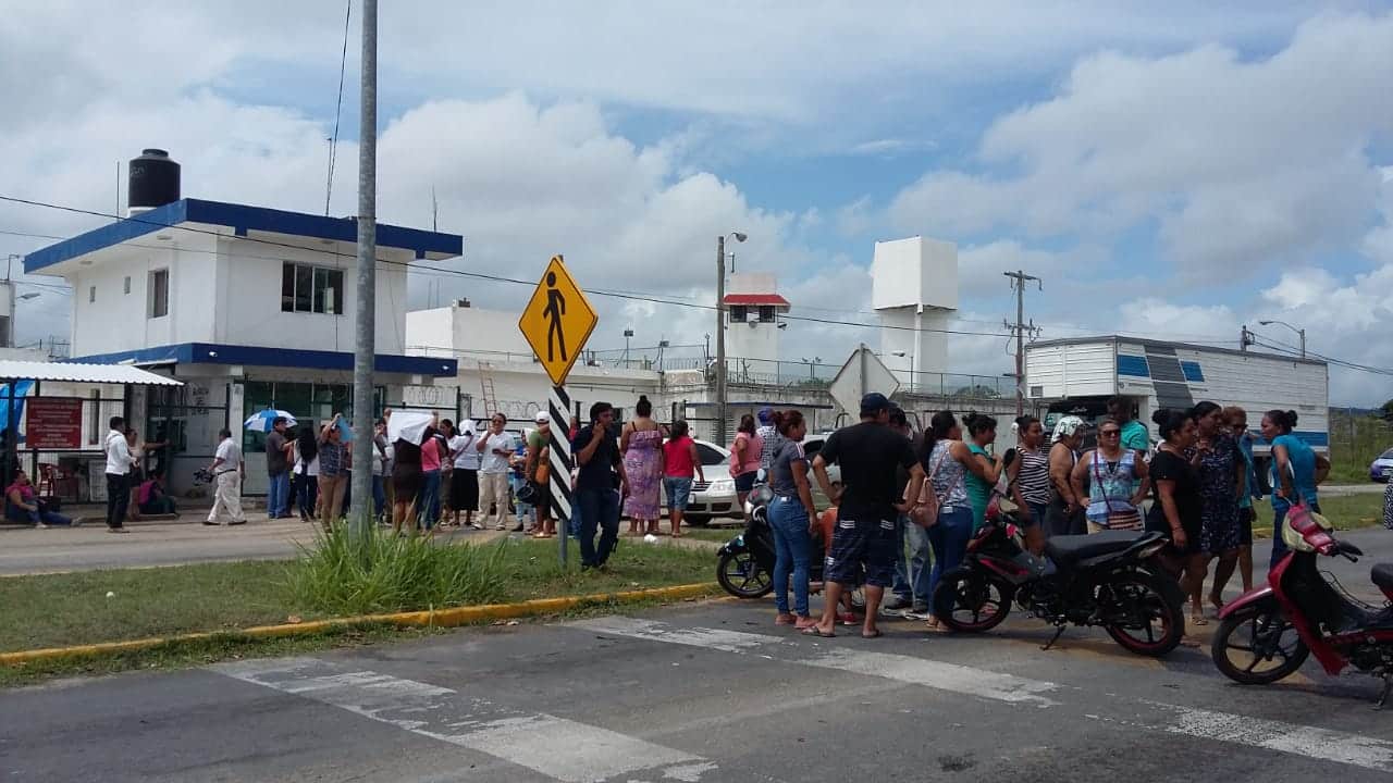 Familiares de los internos del Cereso cierran circulación vehicular